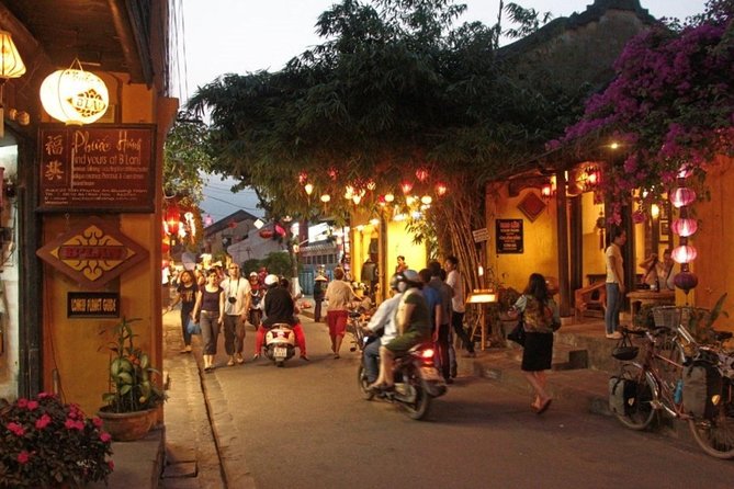 Hoi An at Sunset: Authentic Local Street Food Tour - Why the small group matters on narrow Hoi An streets