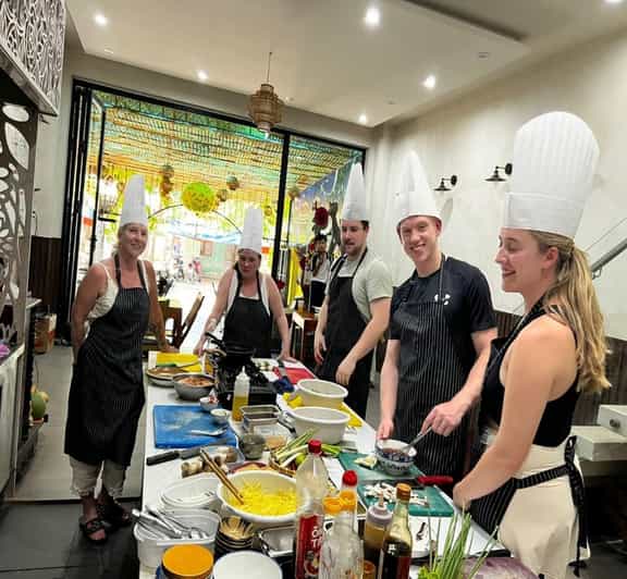 Hoi An Authentic Cooking Class with Pro Chef in Small group - Cooking sweet and sour sauce and green mango salad