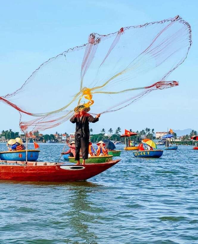 Hoi An: Basket Boat Ride in the BẢY MẪU Coconut Forest - The guides are a major part of the outing