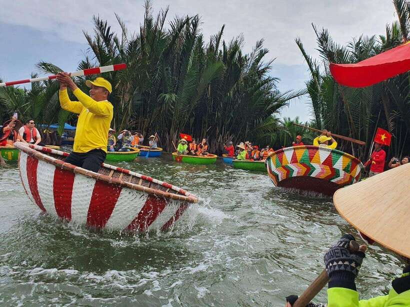 Hoi An: Coconut Basket Boat Ride by Hangcoconut - Catching crabs and trying local fishing methods