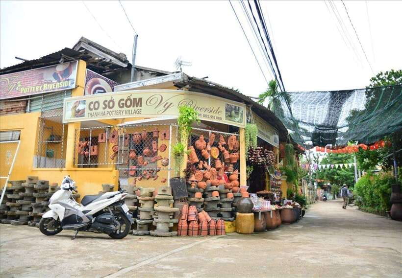 Hoi An: Experience Pottery Making With Local Craftsmen - Exploring Thanh Ha’s temples and quiet lanes