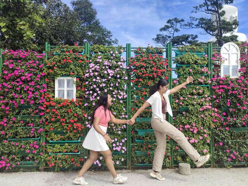 Hoi An: Full-day Ba Na Hills & Amazing Golden Bridge - Walking the Golden Bridge