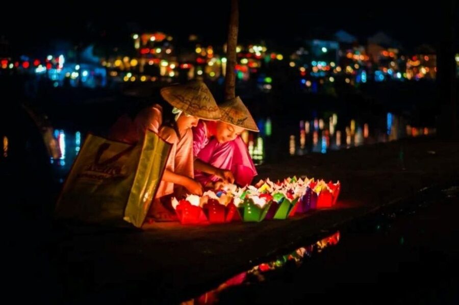 Hoi An : Hoai River Boat Trip by Night and Floating Lantern - Booking details worth knowing