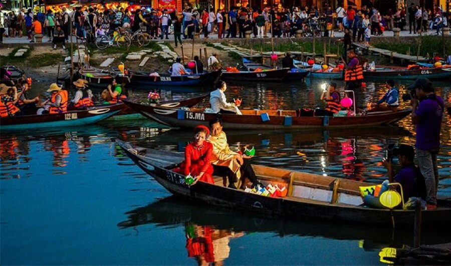 Hoi An : Hoai River Boat Trip by Night and Floating Lantern - A short ride into Hoi An’s lantern glow