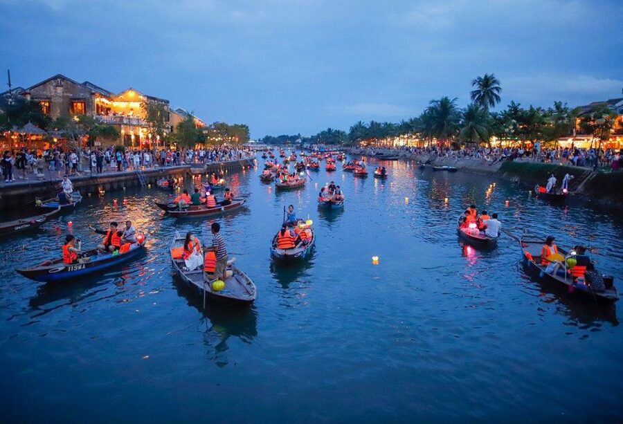 Hoi An : Hoai River Boat Trip by Night and Floating Lantern - Boarding a private boat for one to five people