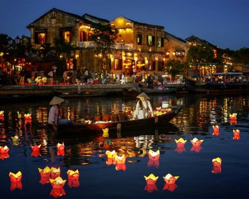 Hoi An : Hoai River Boat Trip by Night and Floating Lantern - Crowds, queues, and the best time to go