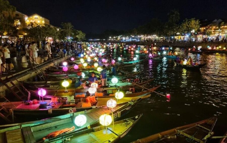 Hoi An : Hoai River Boat Trip by Night and Floating Lantern - Is $8 good value?