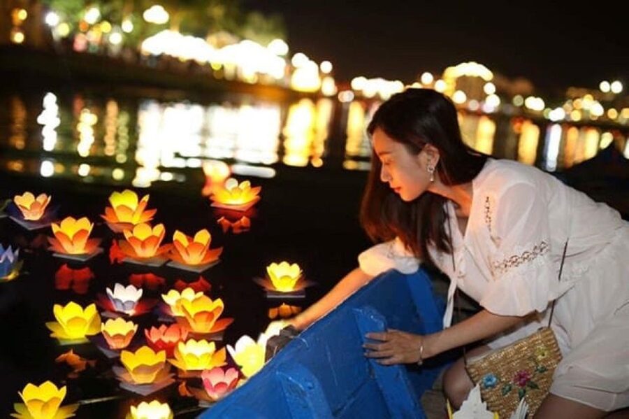 Hoi An : Hoai River Boat Trip by Night and Floating Lantern - Who will enjoy this most?