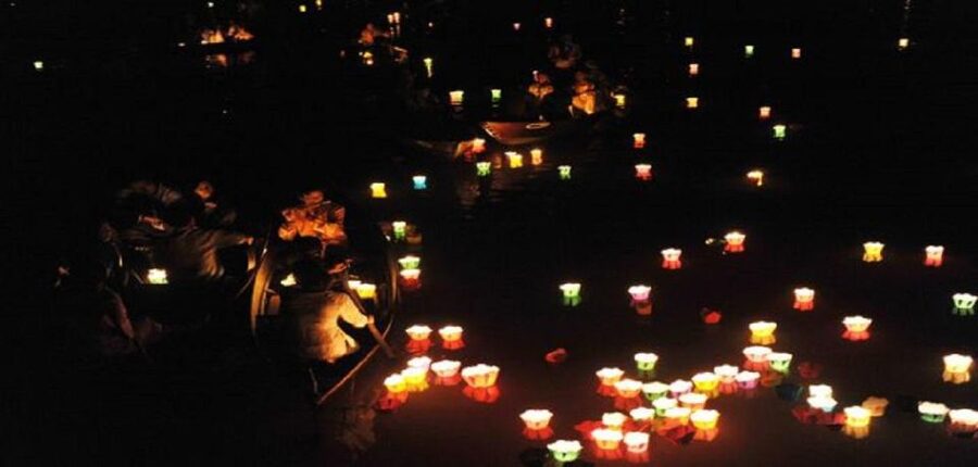 Hoi An : Hoai River Boat Trip by Night and Floating Lantern - Meeting at the Kazimierz Kwiatkowski bust