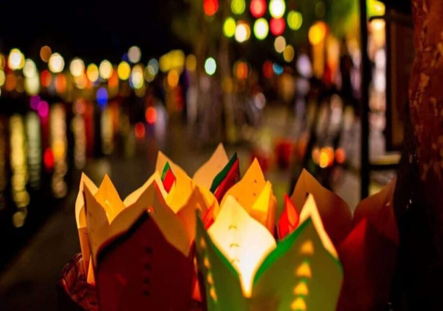 Hoi An: Hoai River Night Boat Trip and Floating Lantern - Why 7:00 to 8:00 PM changes the experience