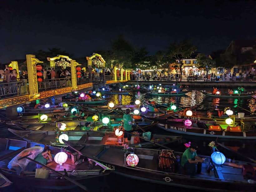 Hoi An : Lantern Boat Trip & Release Lantern - Setting out from An Hoi Bridge