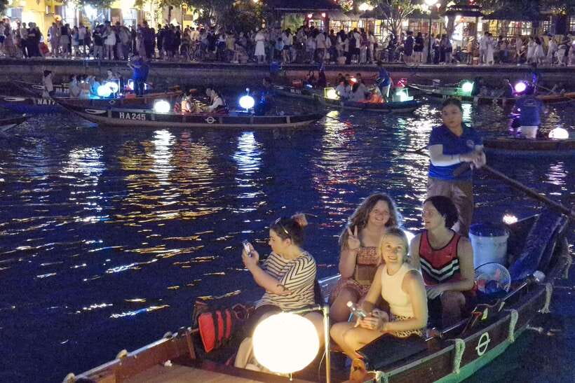 Hoi An : Lantern Boat Trip & Release Lantern - The local touch, from Minh to the boat crew