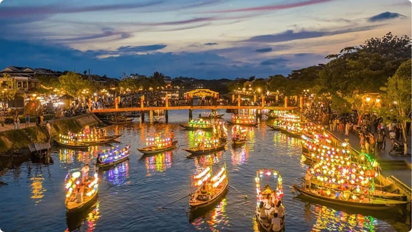 Hoi An: River Lantern Boat Experience with Free 5G eSIM - Pairing the boat with Hoi An’s night market