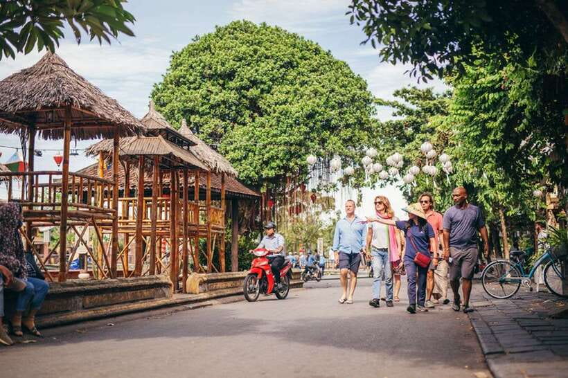 Hoi An: Sunset Food Tasting Tour - Walking the Ancient Town between plates