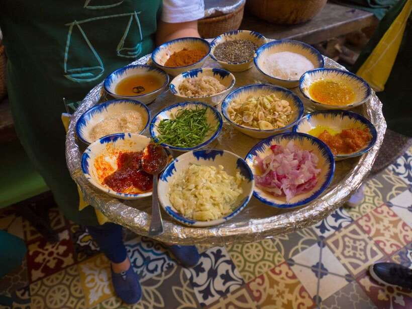 Hoi An: Sunset Food Tasting Tour - Rice cakes, sesame soup, and local sweets