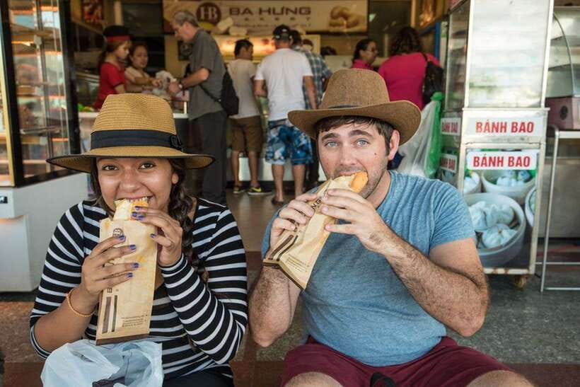 Hoi An: Sunset Food Tasting Tour - The first bite: a long-running Hoi An banh mi bakery