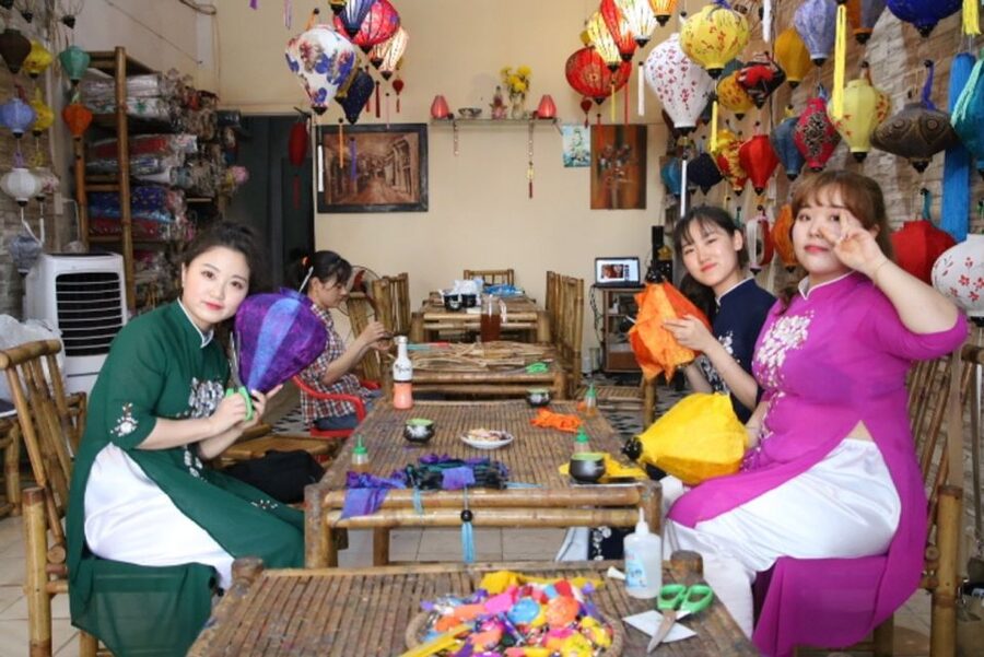 Hoi An: Vietnamese Foldable Lantern Making Class - Choosing your shape and silk