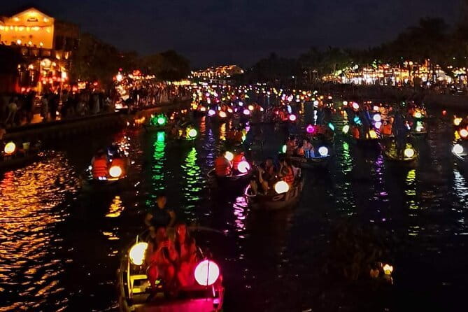 Hoi An Walking Tour, Sampan Boat Trip , Foodie Tour by Night - Old houses, a bridge, and Hoi An’s trading past