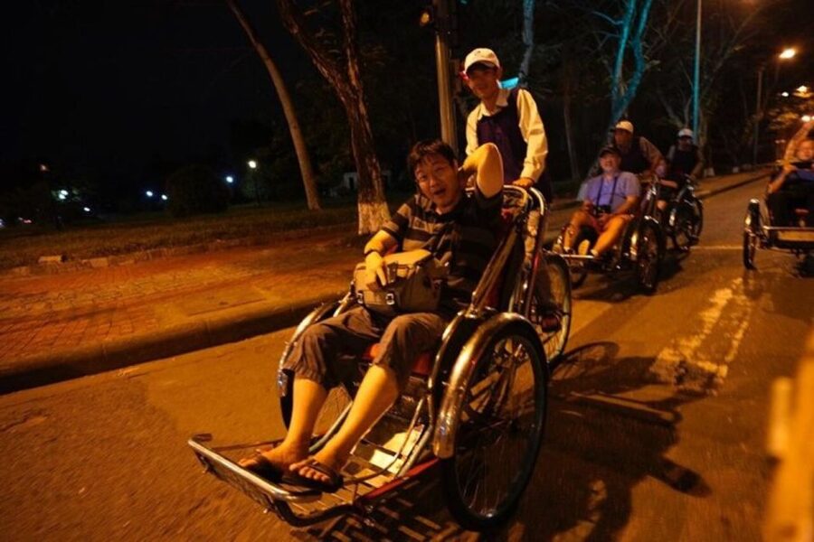 Hue: Night Street Food Tour by Cyclo with a Local Guide - Che Hue provides a sweet finish