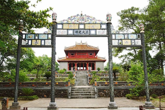 Hue’s Top Attractions by Car with Informative ES Driver - What your driver actually does
