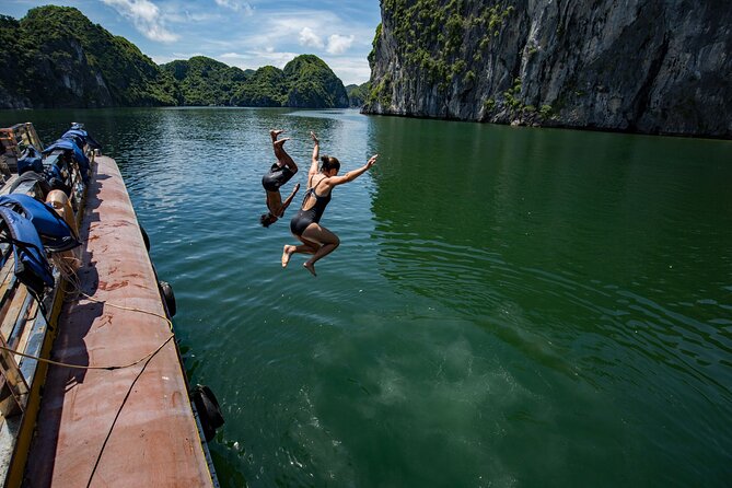 Kayaking at Lan Ha Bay - Lunch on the junk boat