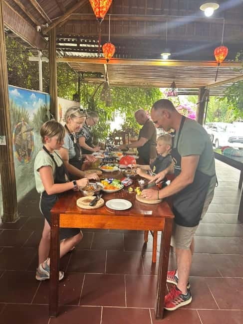 Market Tour, Basket Boat Ride & Cooking Class by Hangcoconut - A cooking class with a basket boat ride attached
