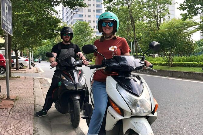 Motorbike Lesson in Hanoi - A closer look at the West Lake stop