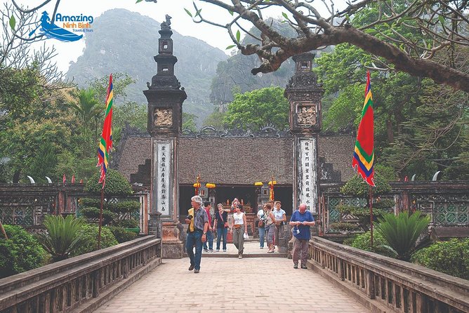 Mua Cave - Tam Coc - Bich Dong Day tour with transfer, local family & bike - Tam Coc by sampan on the Ngo Dong River