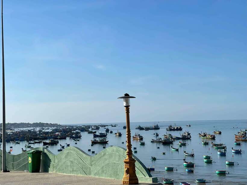 Mui Ne Group tour: Sunrise or Sunset Sand Dunes By Jeep - Walking barefoot through Fairy Stream