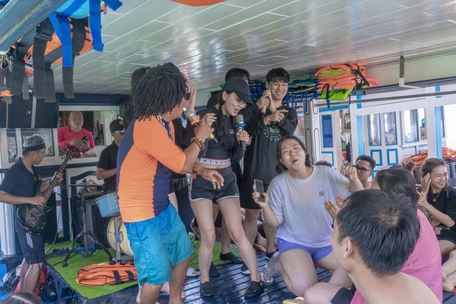 Nha Trang: Coral Reef Snorkeling and Floating Bar Party - Con Se Tre: seafood lunch with a view