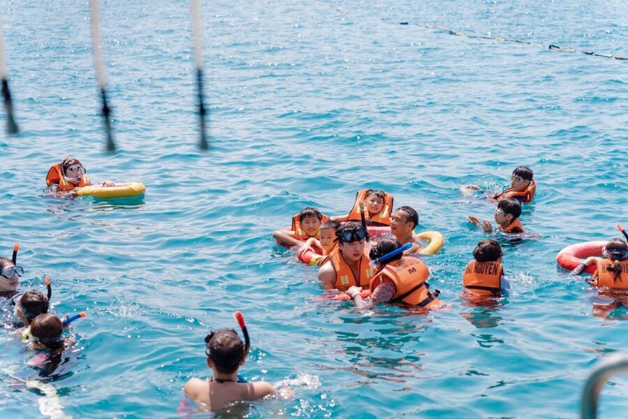 Nha Trang: Hopping Tour, Snorkeling, Boat Party, & BBQ Lunch - Lunch at a floating restaurant