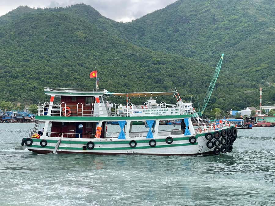 Nha Trang: Snorkeling Tour with BBQ Lunch at Coral Reef - The first snorkeling site: coral, fish, and changing conditions