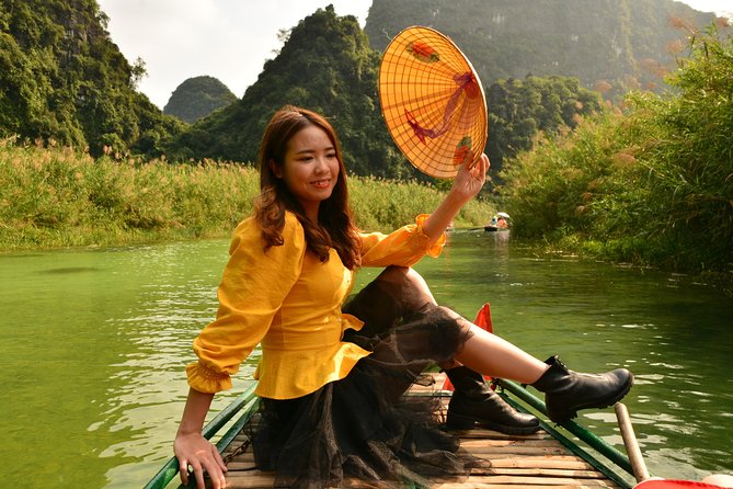 Ninh Binh Daily Tour: Hoa Lu - Am Tien Cave- Trang An boat ride - Am Tien Cave and the 200-step climb