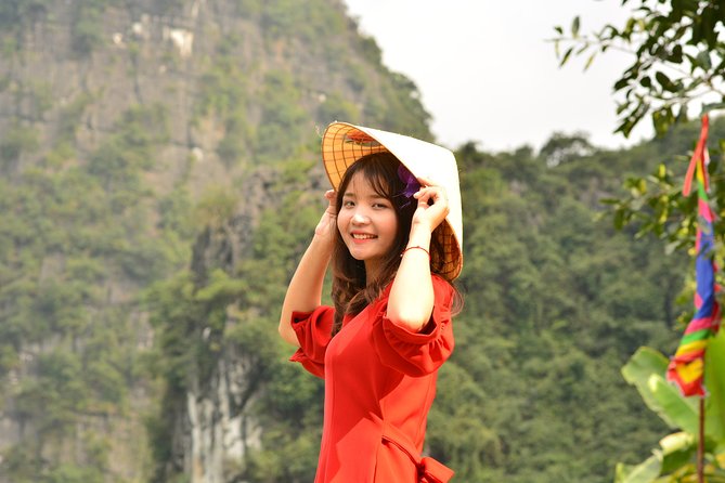 Ninh Binh Daily Tour: Hoa Lu - Am Tien Cave- Trang An boat ride - The guides make a real difference