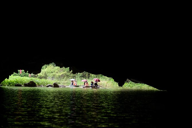 Ninh Binh Daily Tour: Hoa Lu - Tam Coc boat trip and Bike - Tam Coc by sampan, through three caves