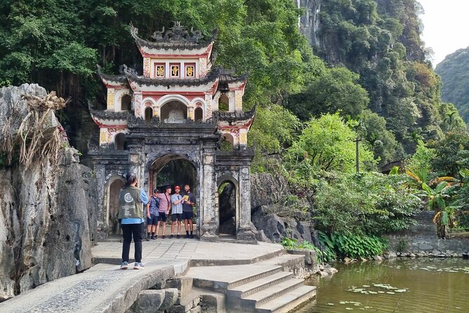 Ninh Binh HIGHTLIGHT & HIDDEN GEM Tour From Hanoi: Skip-The-Line - A riverside lunch with local dishes