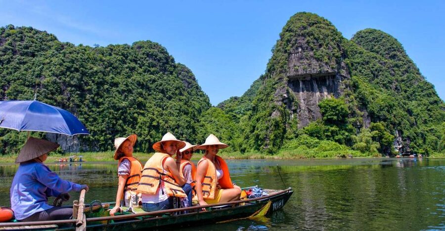 Ninh Binh: Hoa Lu, Mua Cave, and Trang An Tour and Boat Ride - A Vietnamese buffet between the active stops