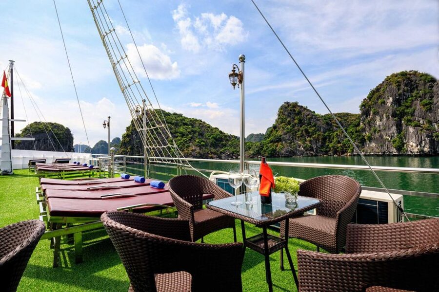 Ninh Binh: Lan Ha Bay 2D 1N cruises- bike tour, kayak, meals - Spring rolls, happy hour, and an easy evening