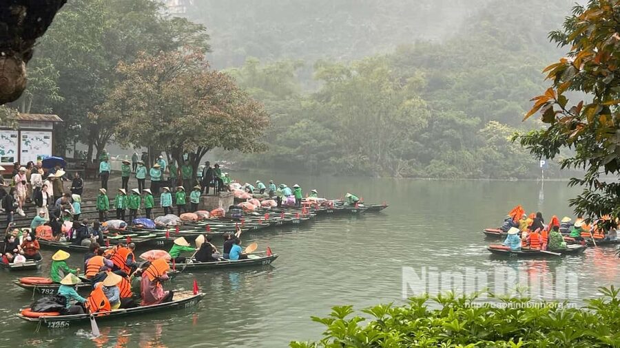 Ninh Binh: Trang An Boat Ride, Hoa Lu & Mua Cave Sunset - Jeep roads, motorbikes, and the view between stops