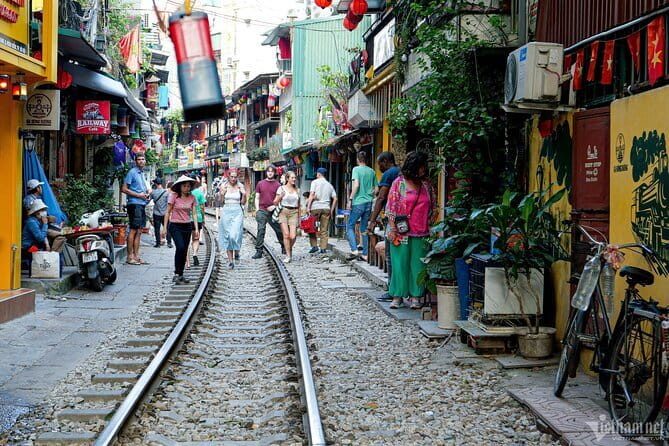 Old Quarter Food Tour in Hanoi - Guides who shape the evening