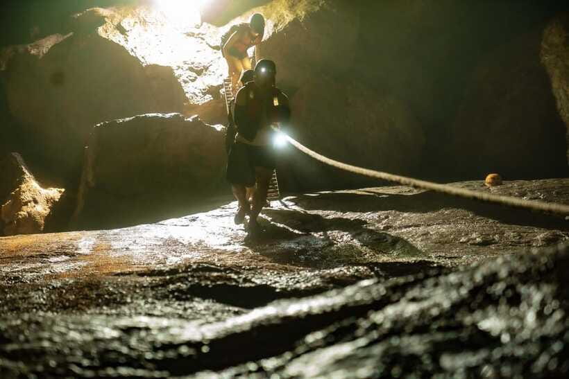 Phong Nha: Phong Nha Cave Expedition 4.5 km by Kayak - Swimming in the underground lake