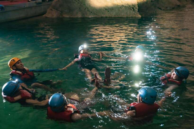 Phong Nha: Phong Nha Cave Expedition 4.5 km by Kayak - The level of guide support