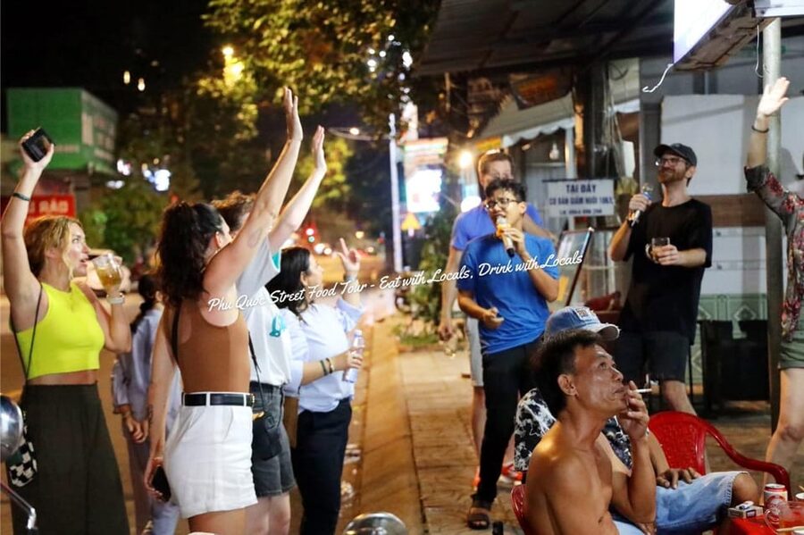 Phu Quoc: Street Food Tour - Seafood hotpot or noodles makes the main meal
