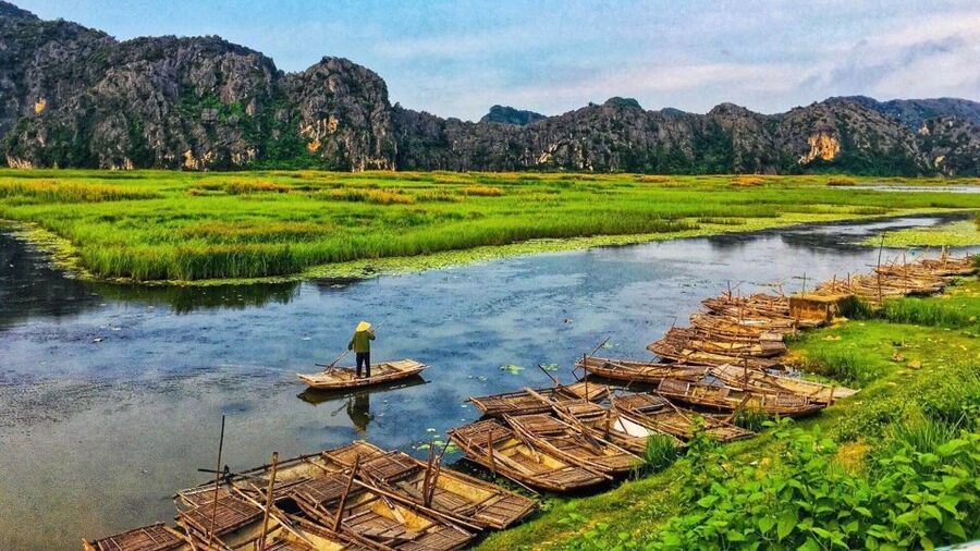 Private Car/Bus Renting Hanoi - Ninh Binh - Halong - Sapa... - Climbing 500 steps at Hang Mua