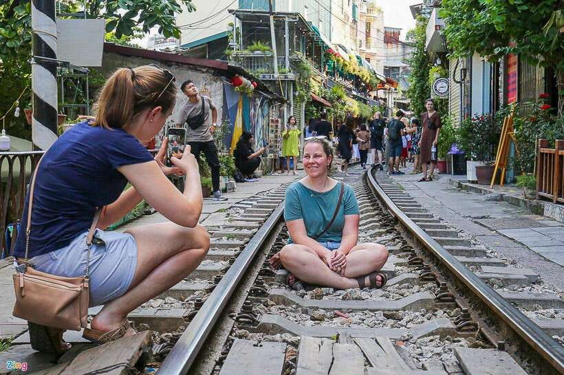 Private Hanoi Walking Tour with visit Train Street - Reaching Hanoi Train Street