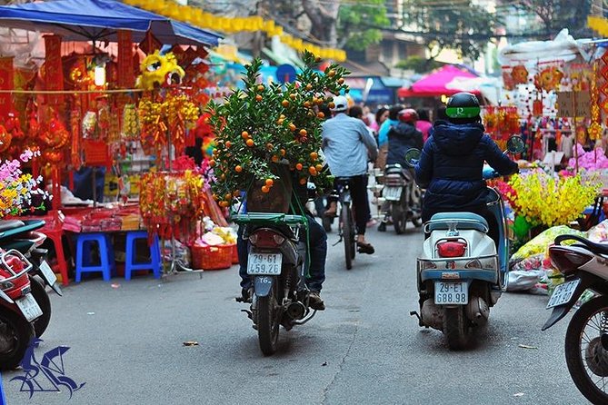 Private tour - Hanoi old quarter cyclo tour (2 hours) - What the traffic feels like from the passenger seat
