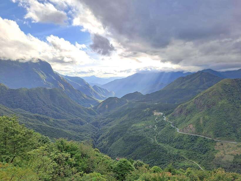 Sapa: Love Silver Waterfall, LonelyTree in Heaven-Rice Field - Silver Waterfall from the mountain road