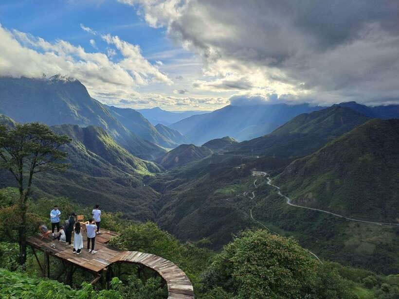 Sapa: Love Silver Waterfall, LonelyTree in Heaven-Rice Field - O Quy Ho Pass and the Lonely Tree viewpoint