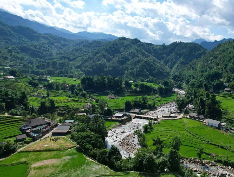 Sapa: Y Linh Ho - Lao Chai, and Ta Van Trekking Day Tour - Y Linh Ho and the first look at Black Hmong life