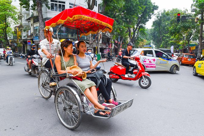 Small-Group Street Food Cyclo Tour of Hanoi Old Quarter - What the walking commentary adds